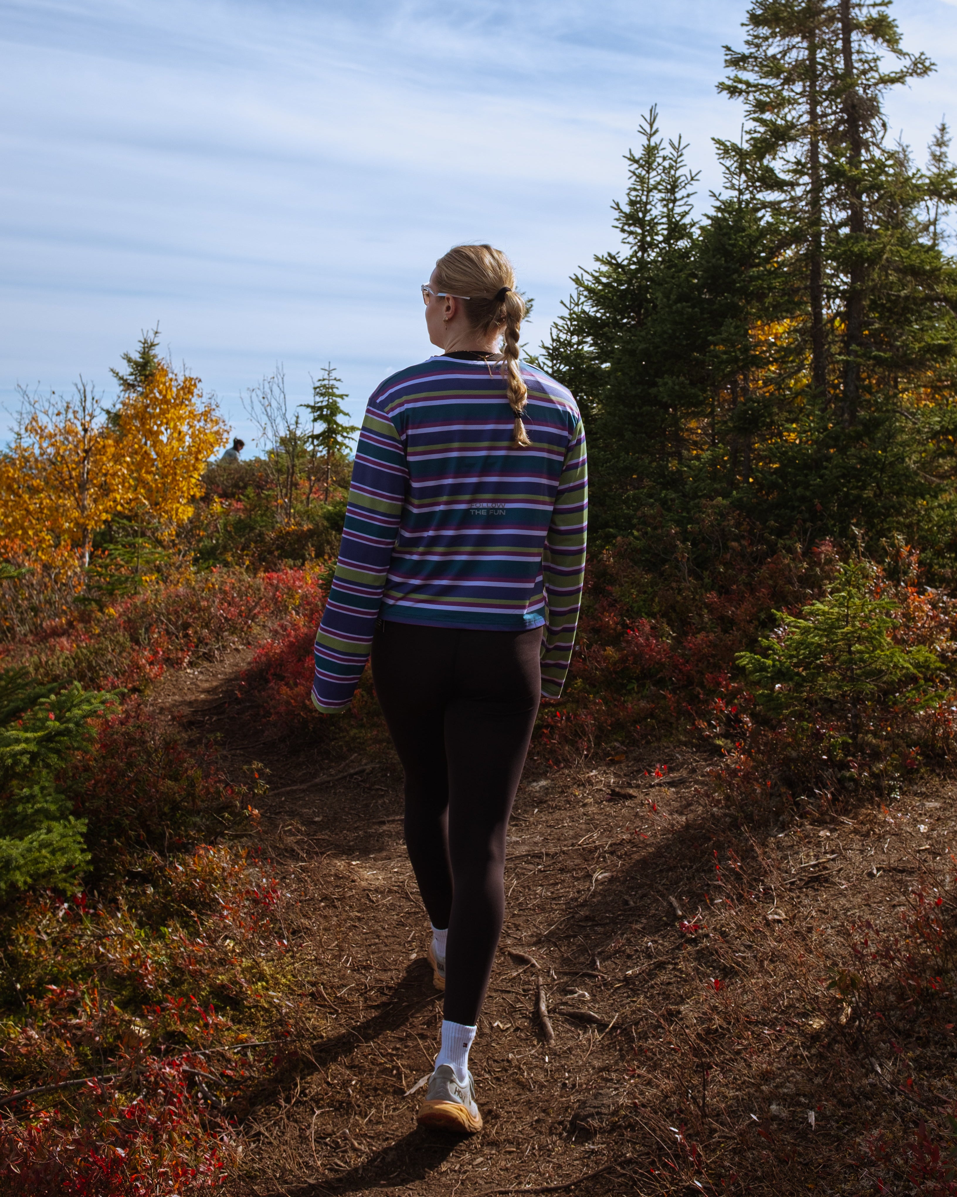 a Women wearing les Saisons STRIPES active Running longsleeve in the outdoors