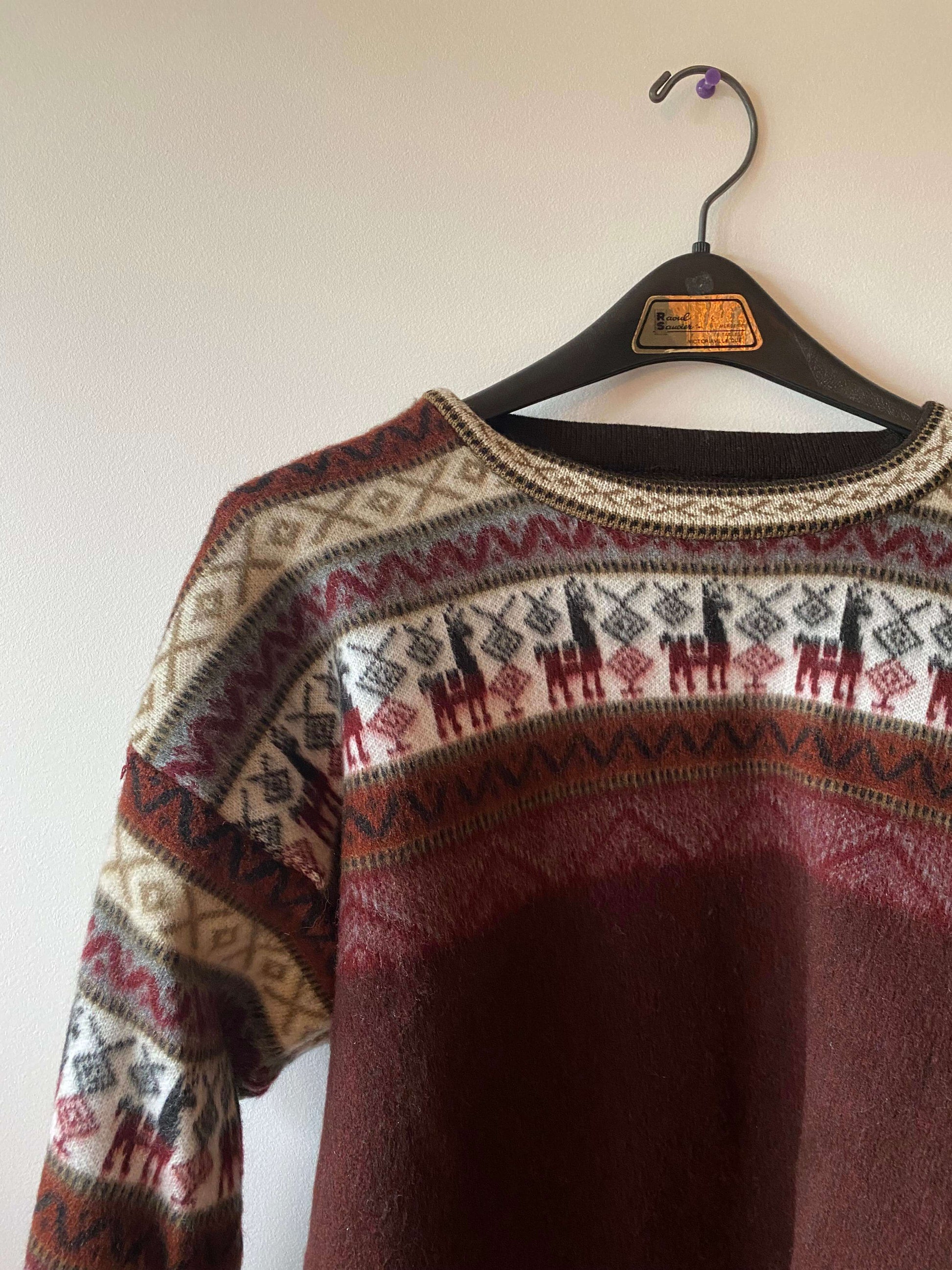 Alpaca sweater, chandail chaud, ultra doux. Les Saisons, close up dark red. 