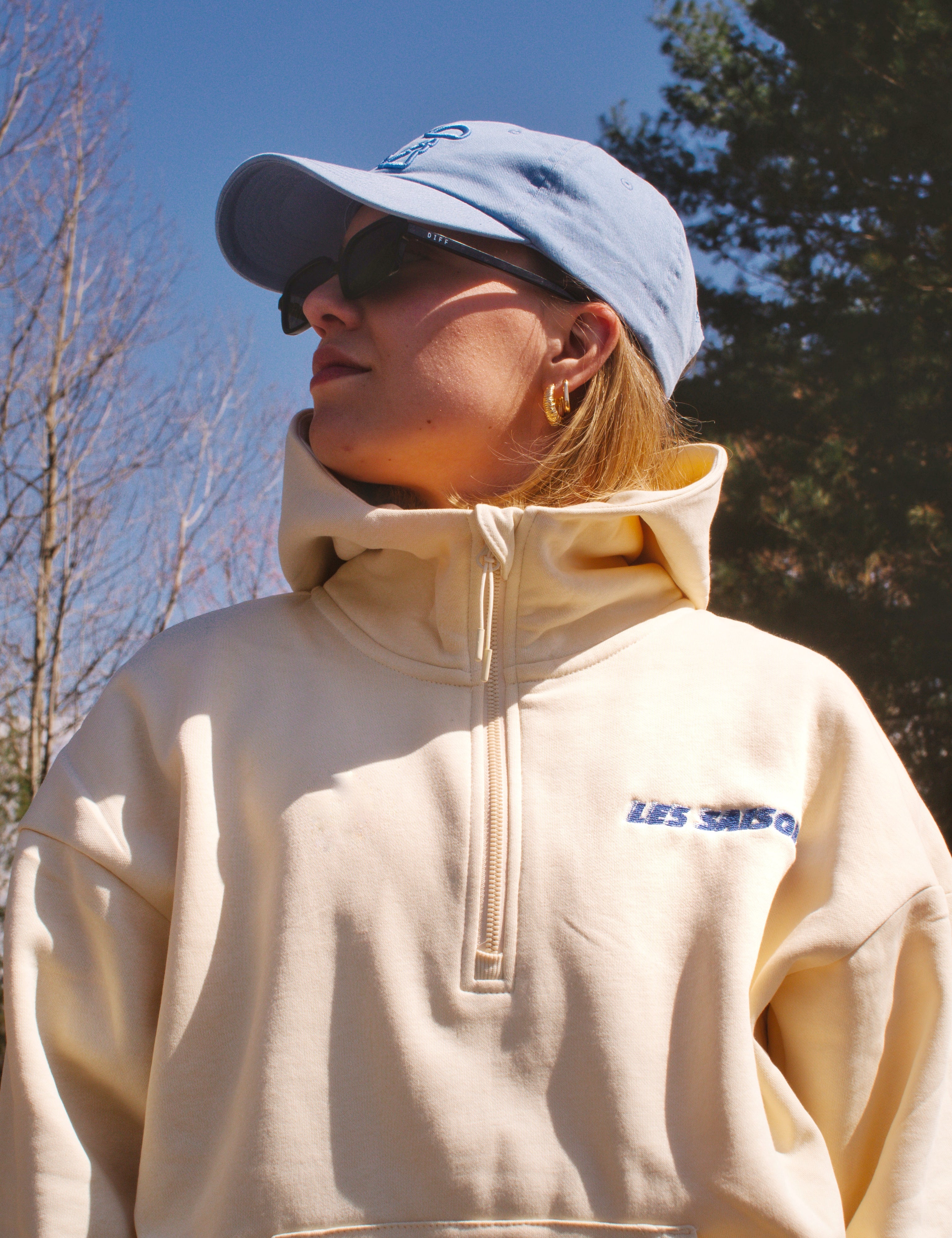 Hoodie demi-zip ultra doux effet “butter”. Chaud sans être lourd, coupe relax et poche kangourou. Le hoodie parfait pour toutes les saisons – Les Saisons.