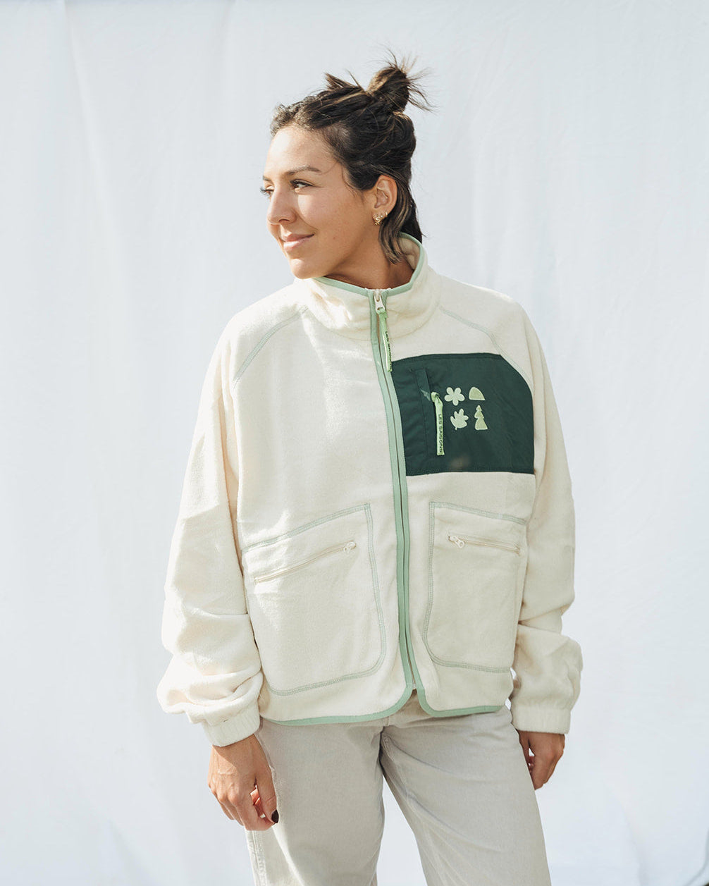 Woman wearing a cream jacket beige off-white WOMEN fleece with green accent les Saisons