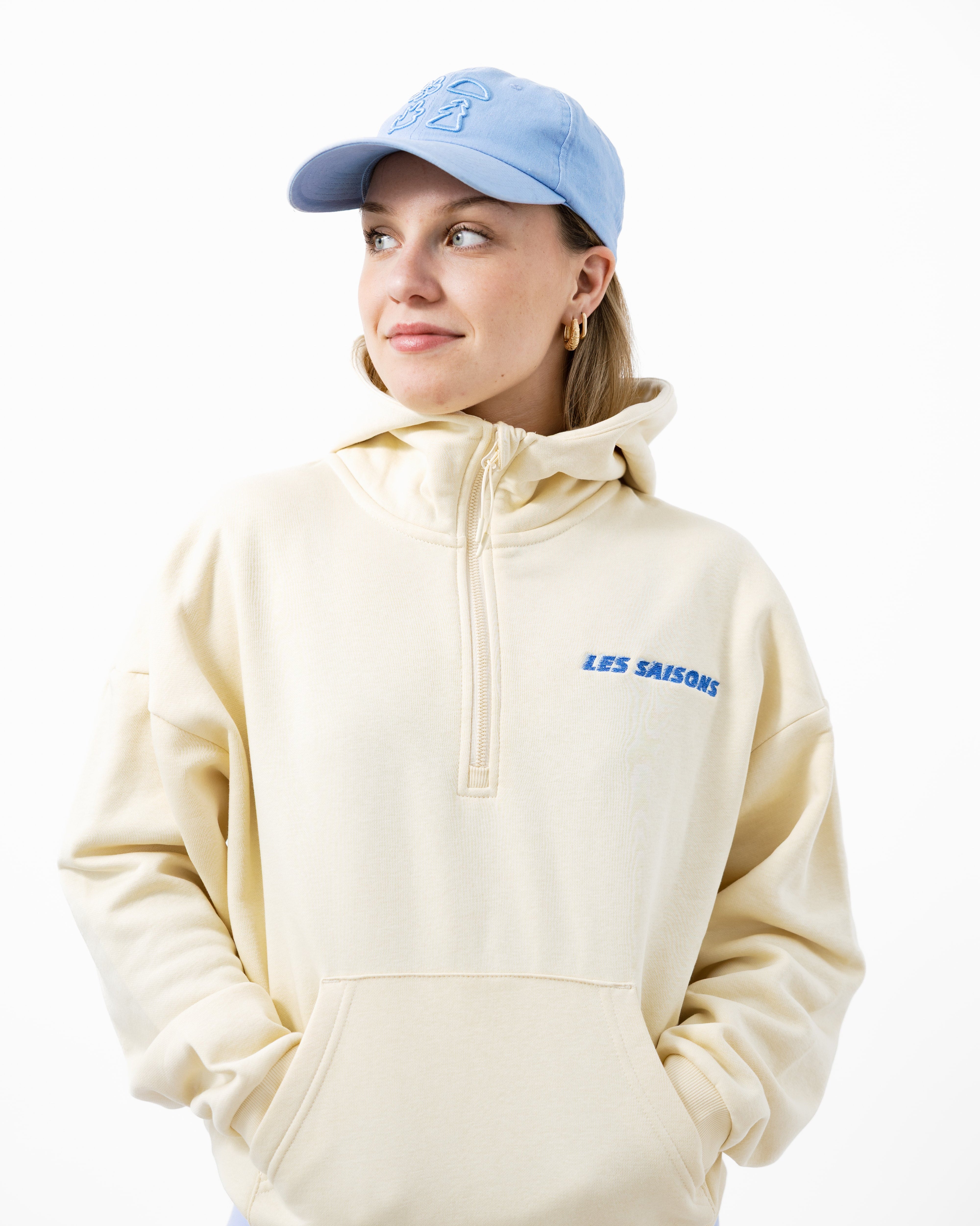 Hoodie demi-zip ultra doux effet “butter”. Chaud sans être lourd, coupe relax et poche kangourou. Le hoodie parfait pour toutes les saisons – Les Saisons.