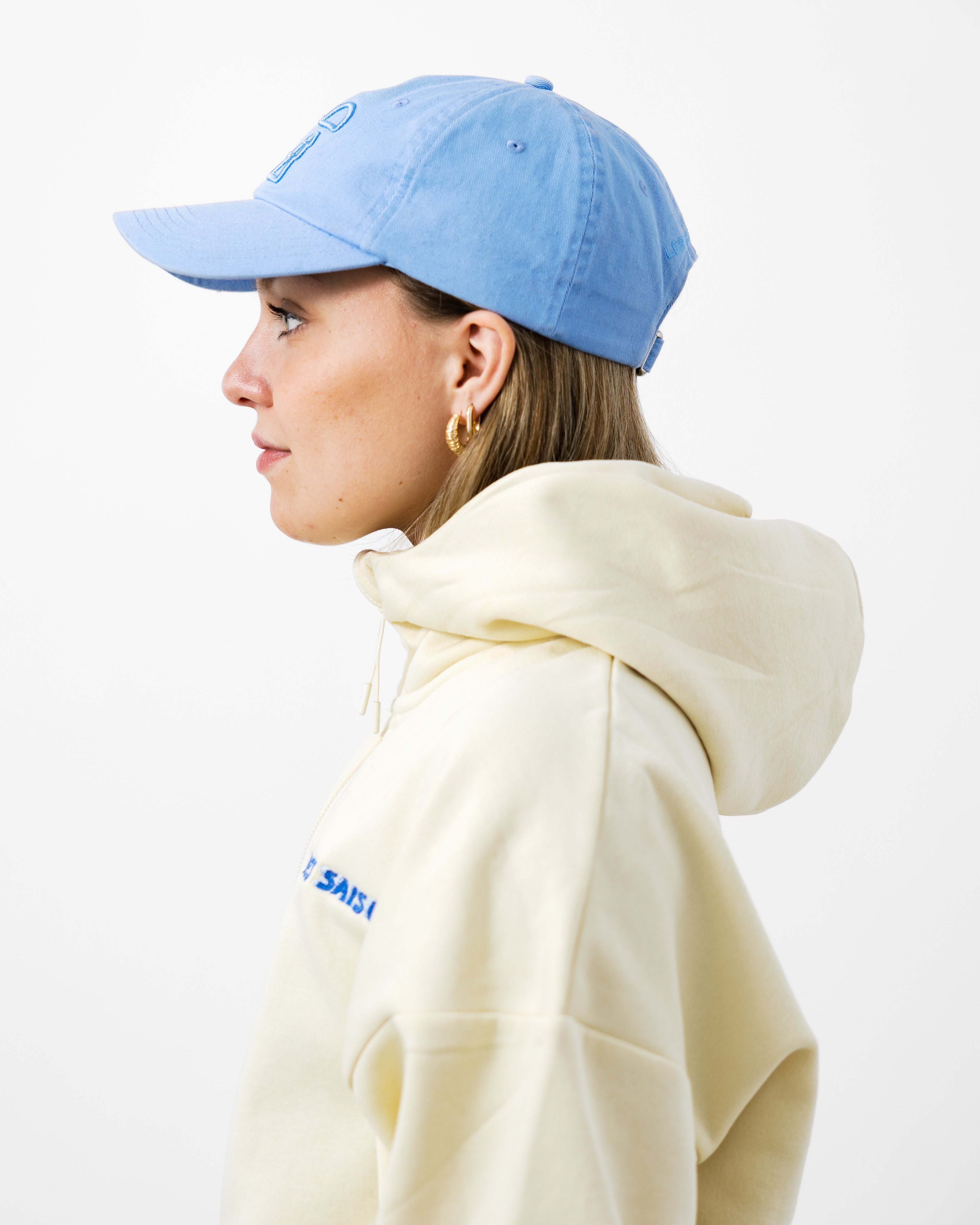 Hoodie demi-zip ultra doux effet “butter”. Chaud sans être lourd, coupe relax et poche kangourou. Le hoodie parfait pour toutes les saisons – Les Saisons