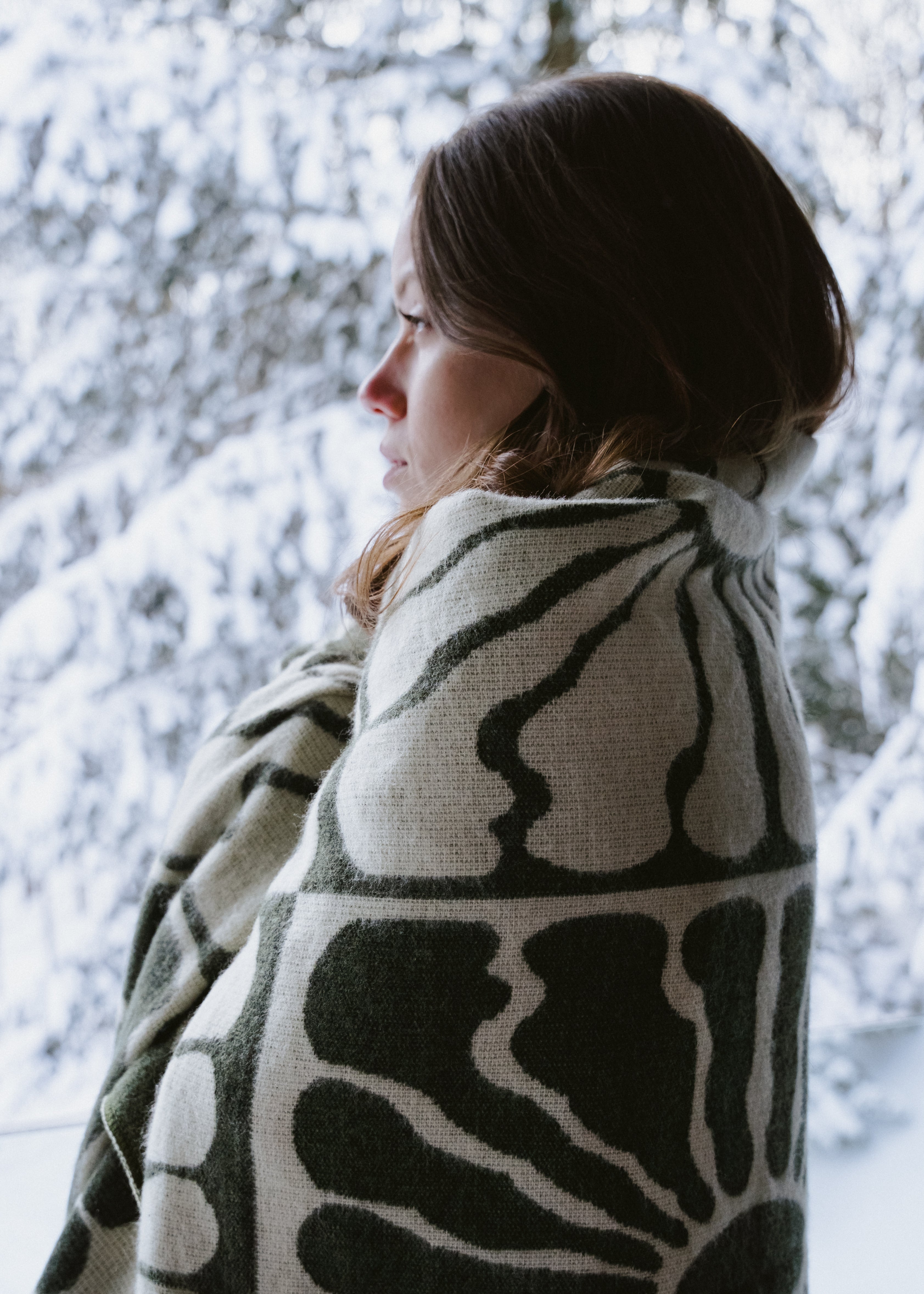 green and white, light weight blanket, sun pattern, camping, van life, outdoors, warm, Les Saisons, Blanket boho, adventure, aesthetic, designer blanket, artist collaboration, acrylique, soft cozy, couverture douce, décor, design intérieur, organic, geometric, artiste, vert et blanc, motif de soleil.