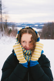 girls wearing Les Saisons merinos mittens_winter_outdoor