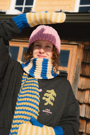 girl wearing a scarf, beanie and mittens in merinos wool from Les Saisons