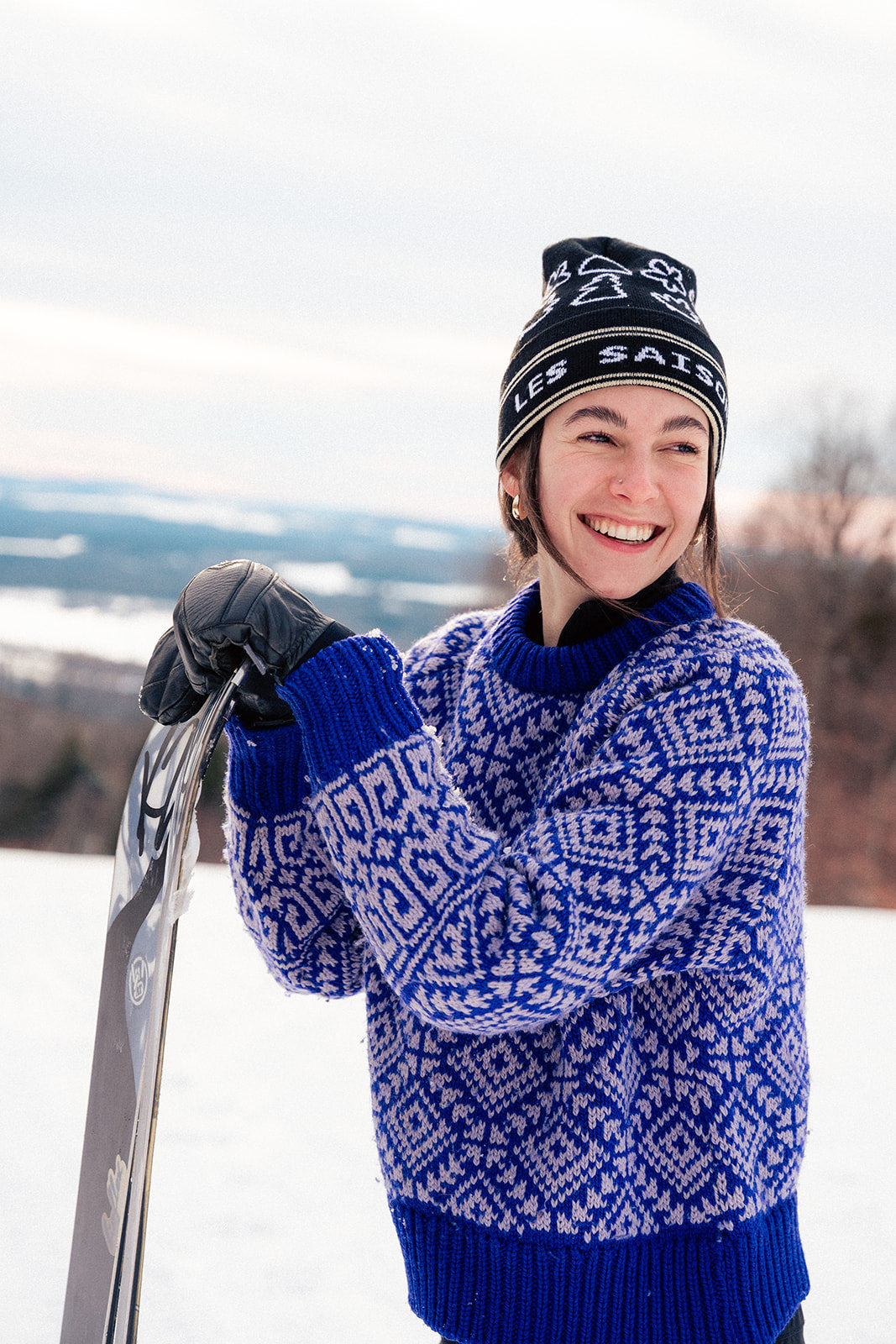 Girl outside wearing the Les Saisons purple merinos sweater_ski_outdoor_winter