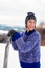 Girl outside wearing the Les Saisons purple merinos sweater_ski_outdoor_winter