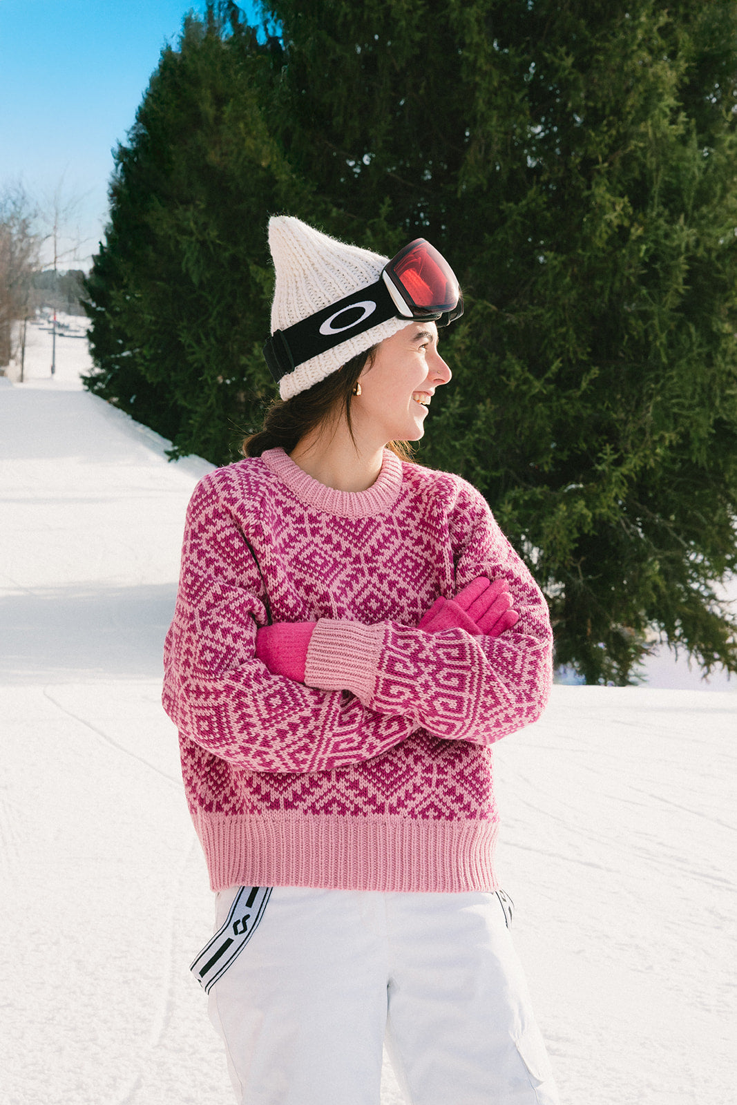 Les_Saisons_girl wearing pink merinos sweater standing_winter_outside_ski