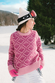 Les_Saisons_girl standing wearing pink sweater_merinos_ski_winter