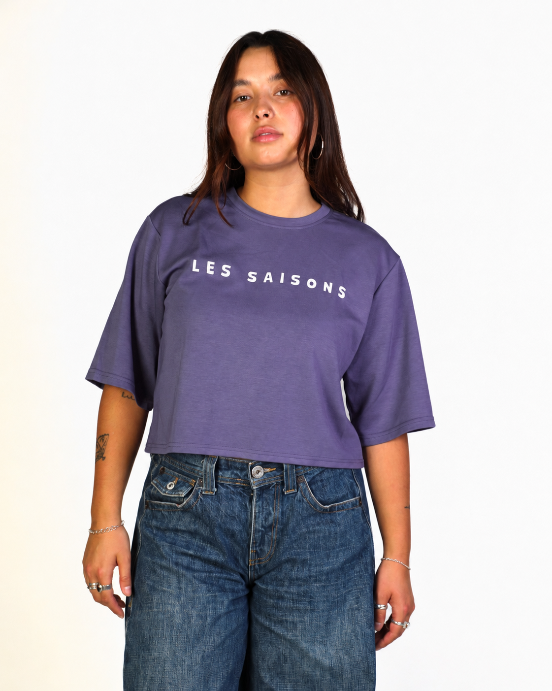 Portrait_studio_d_une_femme_en_t-shirt_LES_SAISONS_1.png
