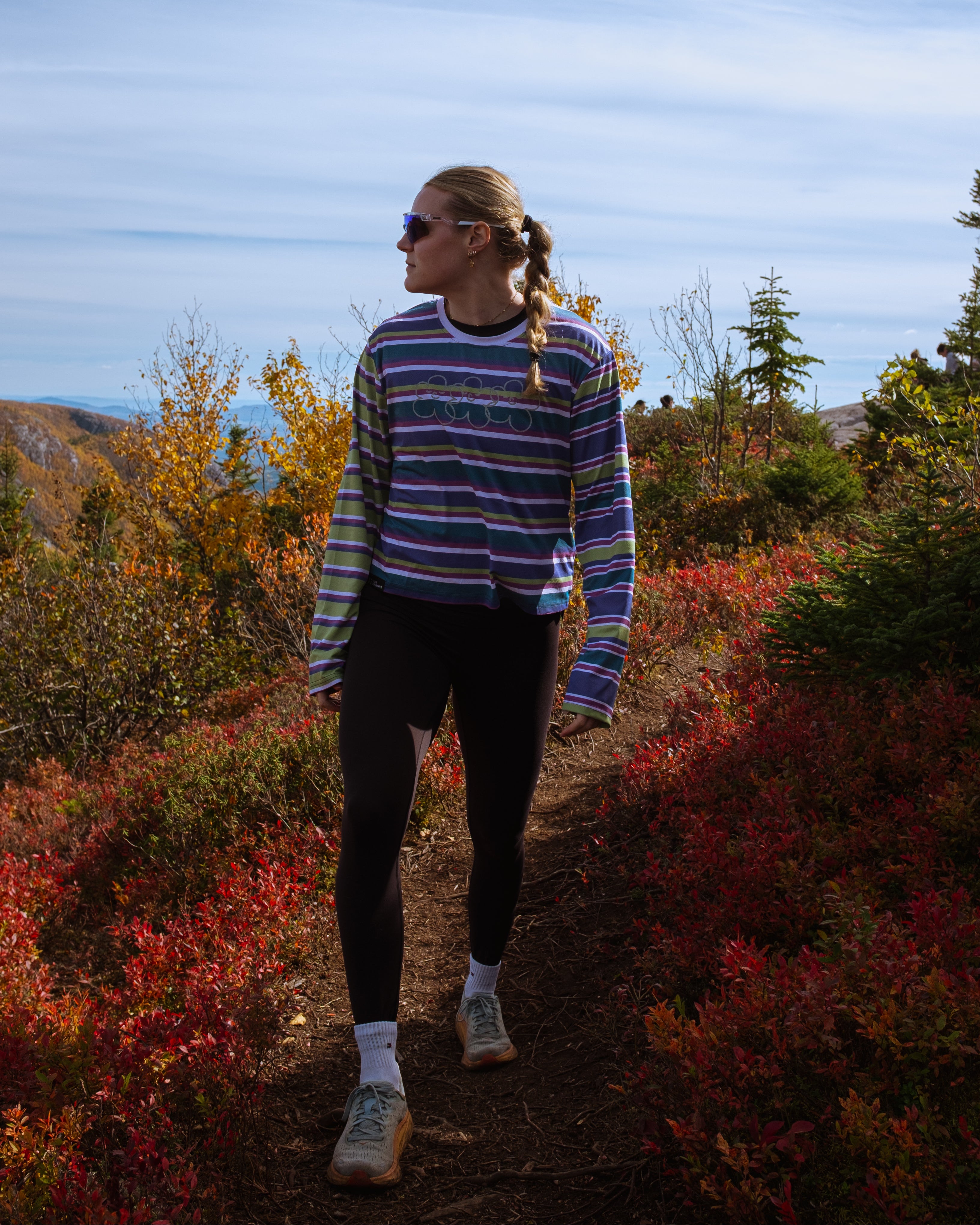 a Women wearing les Saisons STRIPES active Running longsleeve in the outdoors