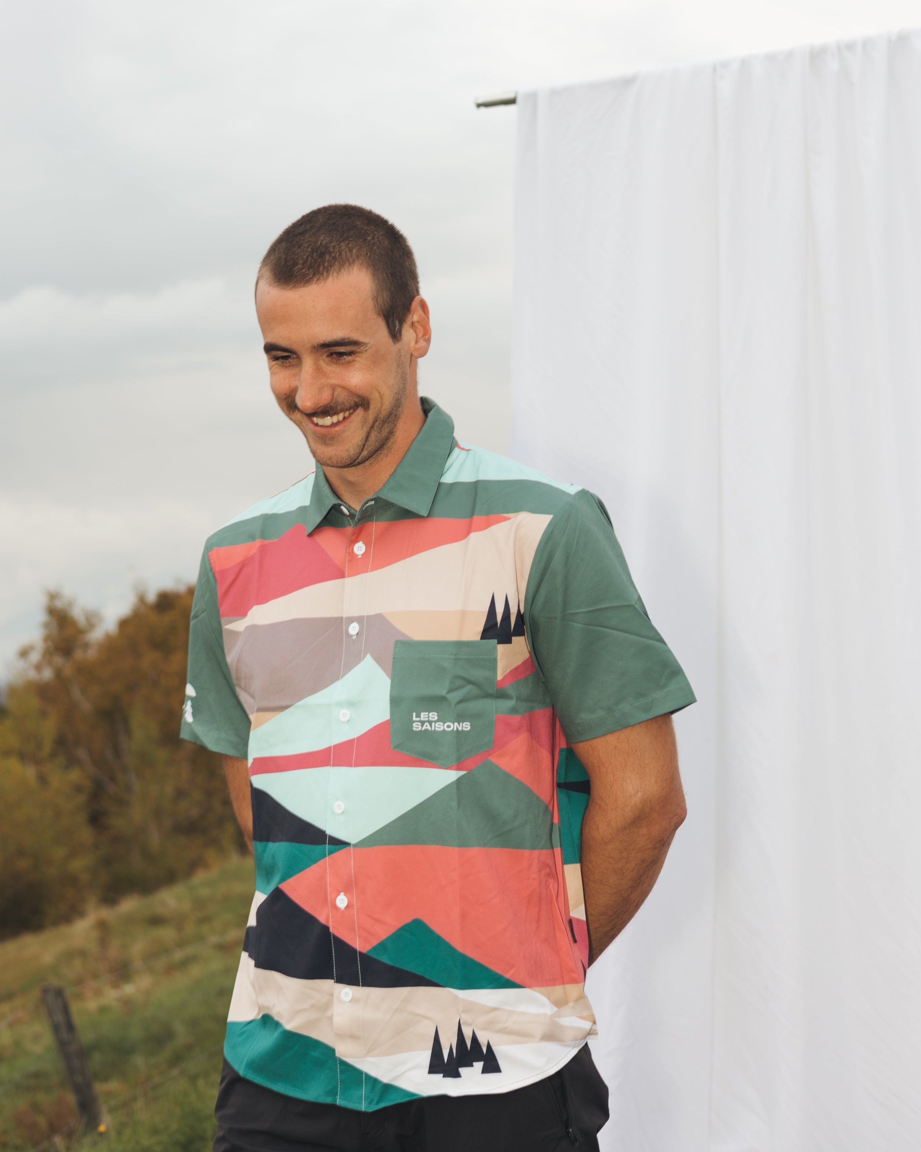 Active Shirt, polyester, colorful, lightweight and comfortable, breathable, unisex, Pocket, button up.
Chemise active, vélo, course, sport, respire, coloré, montagne. 