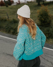 turquoise merino wool sweater, blue, warm, ethically made, outdoors, colorful, camping, lifestyle, Les saisons, chandail de laine de merino turquoise, bleu, chaud, fabriqué éthiquement, coloré