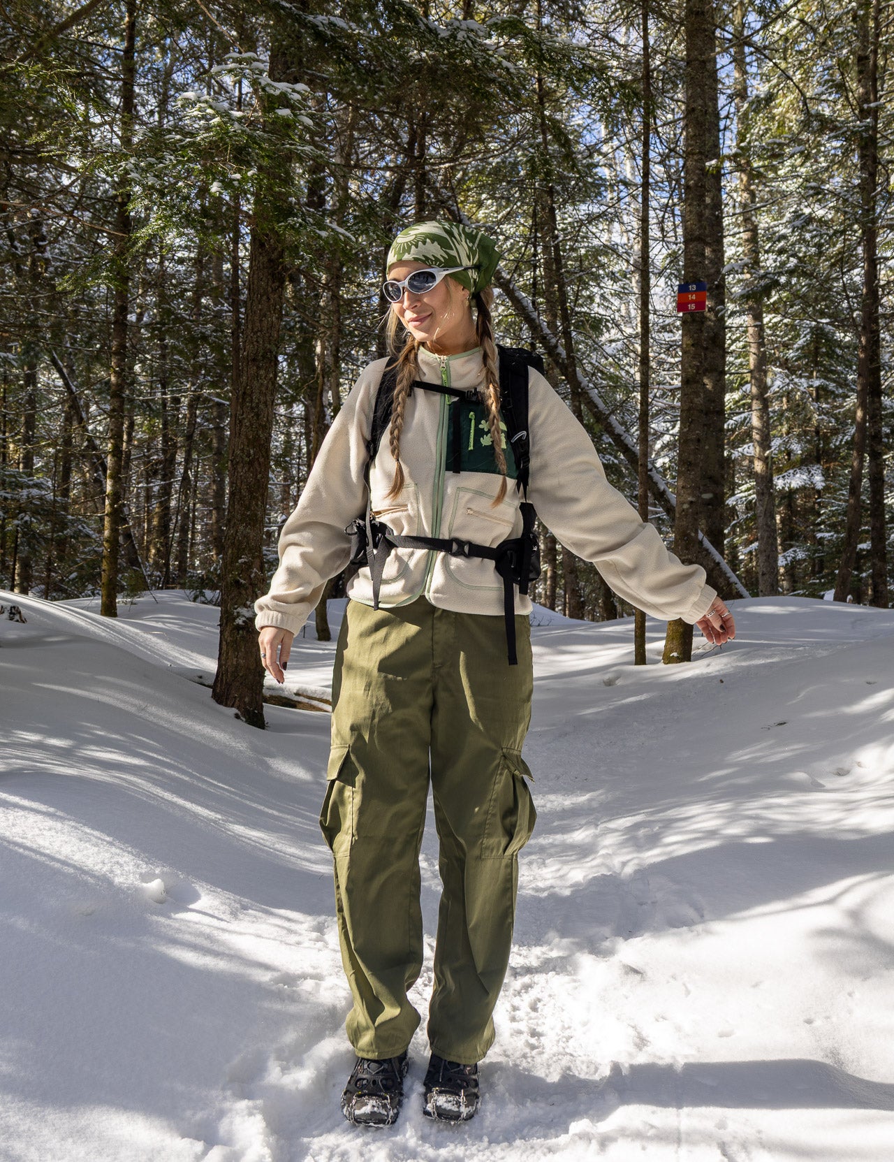 Girl hiking with les Saisons fleece ivory jacket