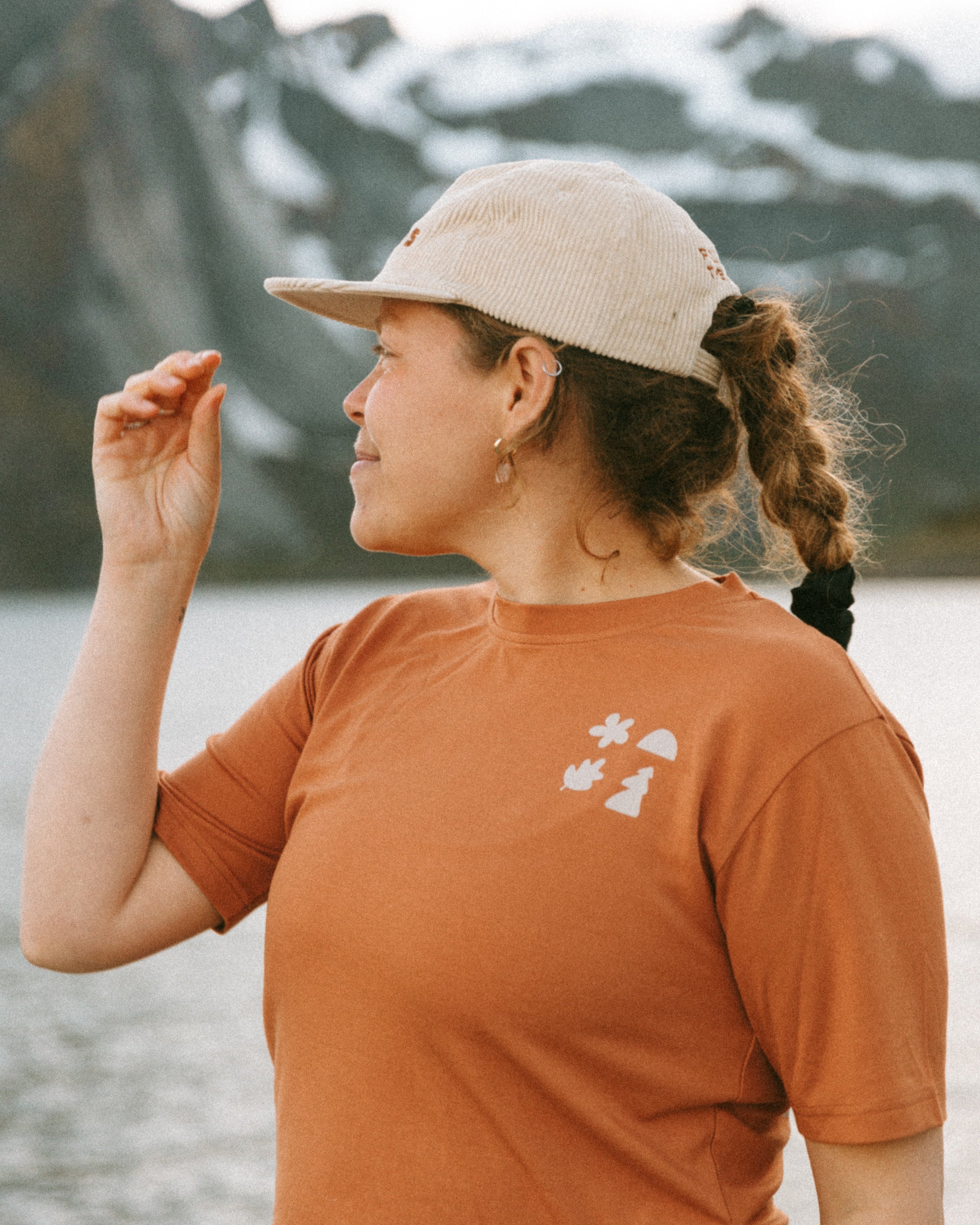 brown active shirt, active shirt, outdoors, hiking, camping, running, les saisons, chandail actif brun, chandail actif, randonnée, course