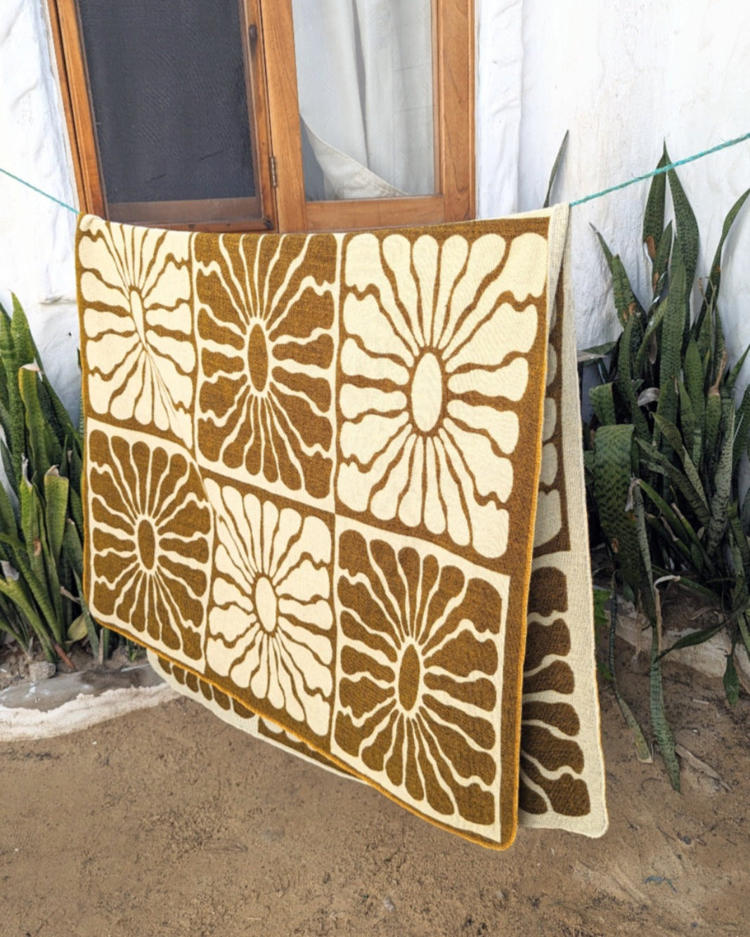 Yellow, White, brown, Flower patterns, Lightweight and Super Soft blank, throw, Handcrafted in Ecuador, Acrylic, Durable, medium size, camping, vanlife, sunshine, flowers, mid-century, les Saisons, jaune, blanc, brun, motif de soleils et fleurs, couverture douce, 