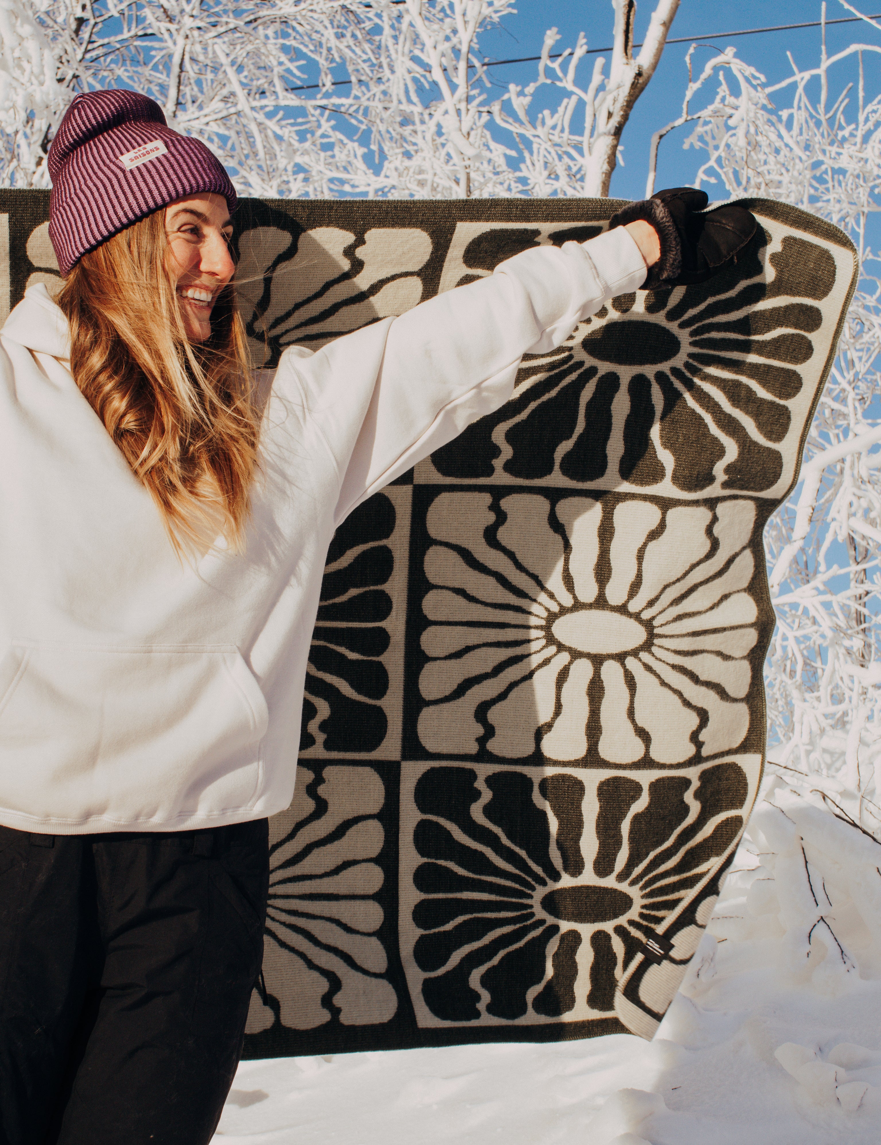 green and white, light weight blanket, sun pattern, camping, van life, outdoors, warm, Les Saisons, Blanket boho, adventure, aesthetic, designer blanket, artist collaboration, acrylique, soft cozy, couverture douce, décor, design intérieur, organic, geometric, artiste, vert et blanc, motif de soleil.