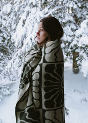 green and white, light weight blanket, sun pattern, camping, van life, outdoors, warm, Les Saisons, Blanket boho, adventure, aesthetic, designer blanket, artist collaboration, acrylique, soft cozy, couverture douce, décor, design intérieur, organic, geometric, artiste, vert et blanc, motif de soleil.