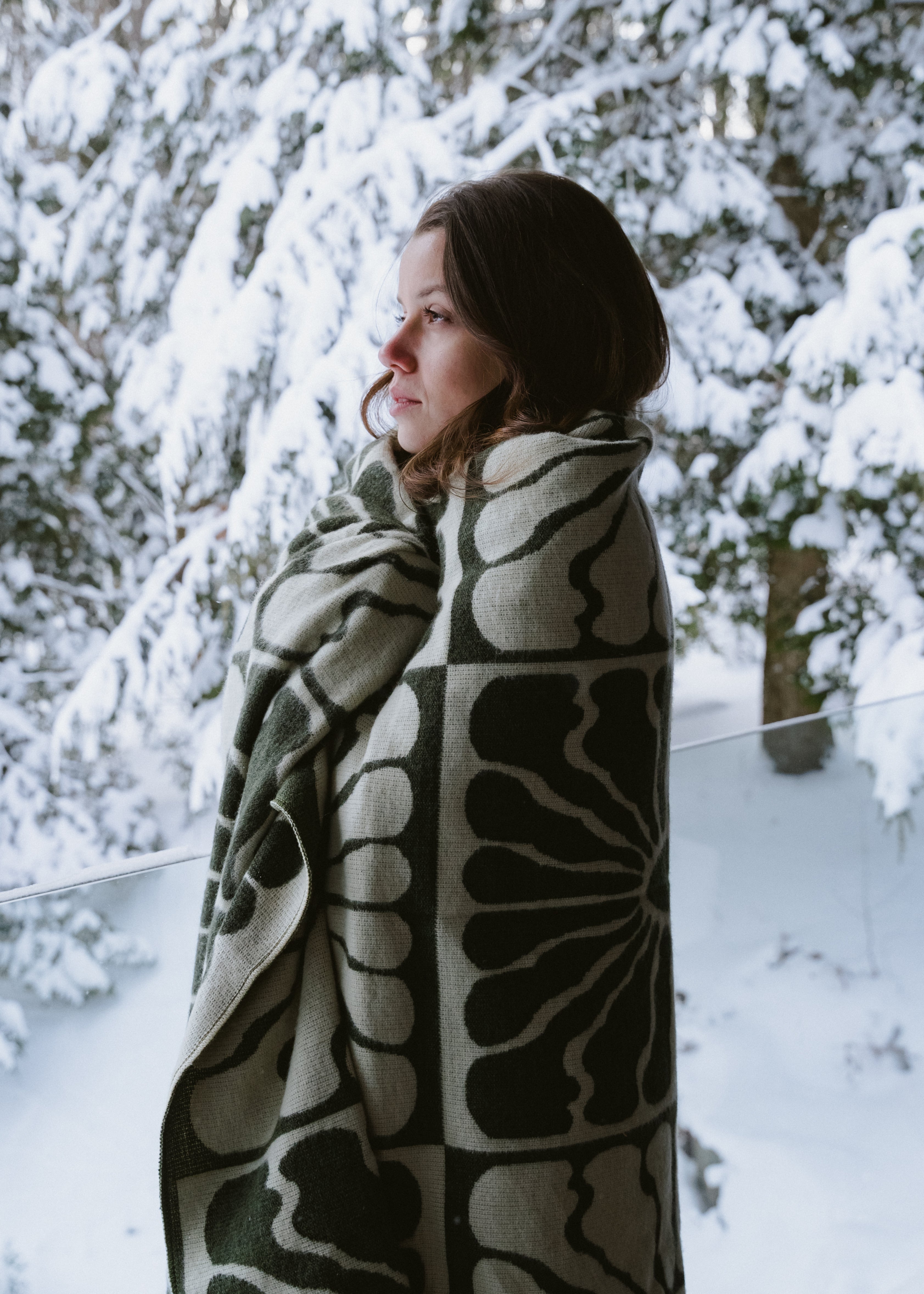 green and white, light weight blanket, sun pattern, camping, van life, outdoors, warm, Les Saisons, Blanket boho, adventure, aesthetic, designer blanket, artist collaboration, acrylique, soft cozy, couverture douce, décor, design intérieur, organic, geometric, artiste, vert et blanc, motif de soleil.