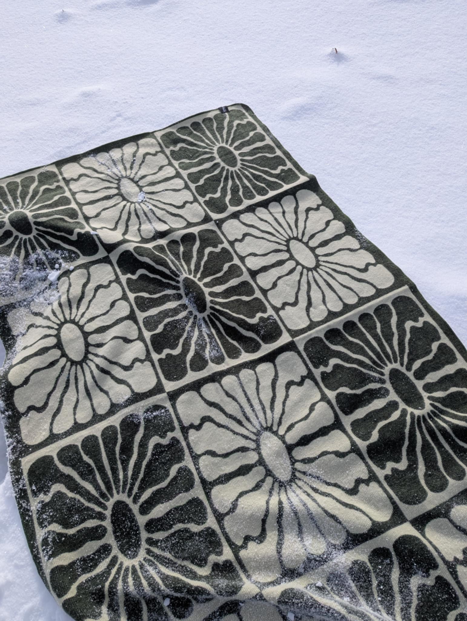 green and white, light weight blanket, sun pattern, camping, van life, outdoors, warm, Les Saisons, Blanket boho, adventure, aesthetic, designer blanket, artist collaboration, acrylique, soft cozy, couverture douce, décor, design intérieur, organic, geometric, artiste, vert et blanc, motif de soleil.