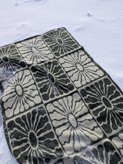 green and white, light weight blanket, sun pattern, camping, van life, outdoors, warm, Les Saisons, Blanket boho, adventure, aesthetic, designer blanket, artist collaboration, acrylique, soft cozy, couverture douce, décor, design intérieur, organic, geometric, artiste, vert et blanc, motif de soleil.