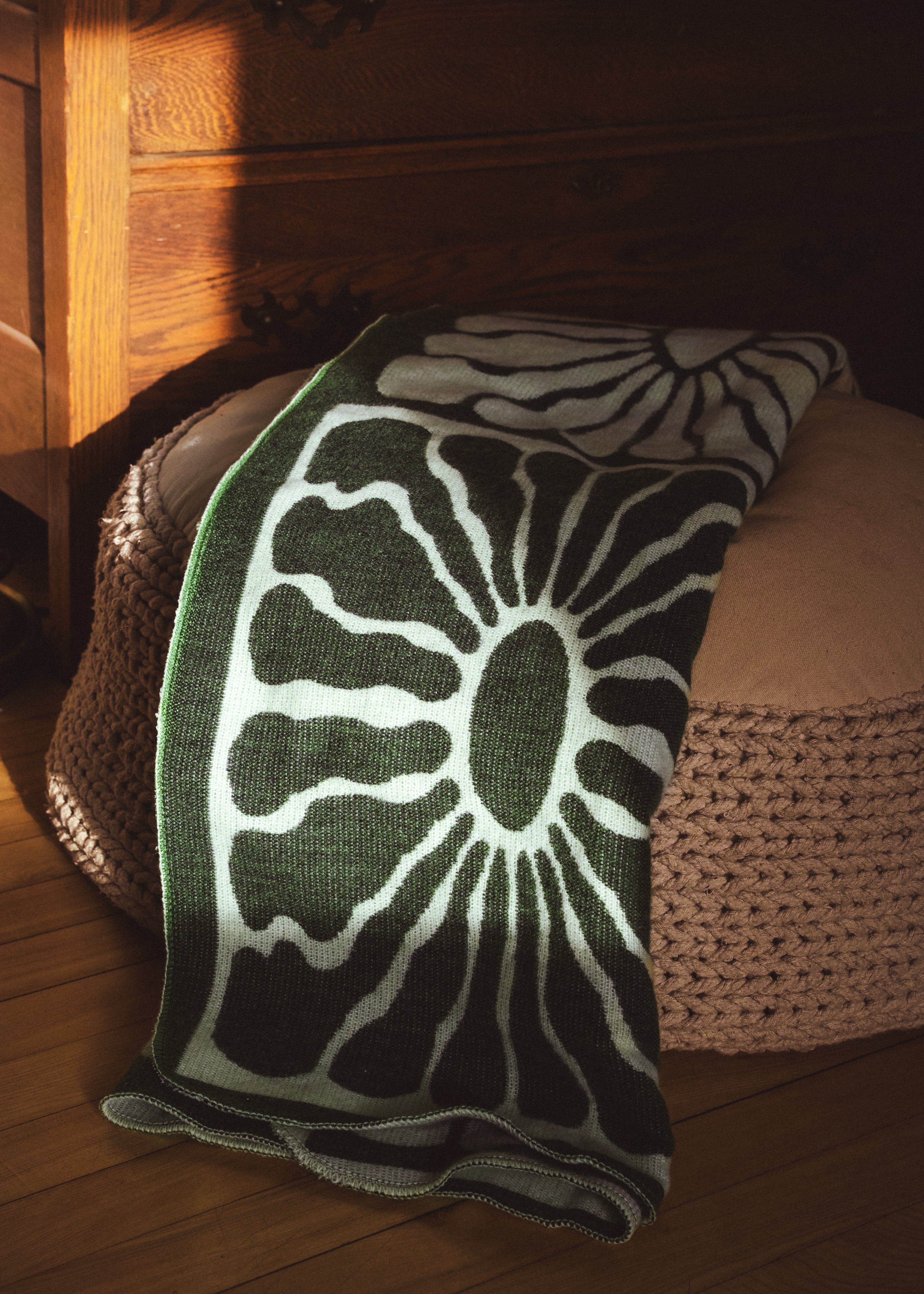 green and white, light weight blanket, sun pattern, camping, van life, outdoors, warm, Les Saisons, Blanket boho, adventure, aesthetic, designer blanket, artist collaboration, acrylique, soft cozy, couverture douce, décor, design intérieur, organic, geometric, artiste, vert et blanc, motif de soleil.