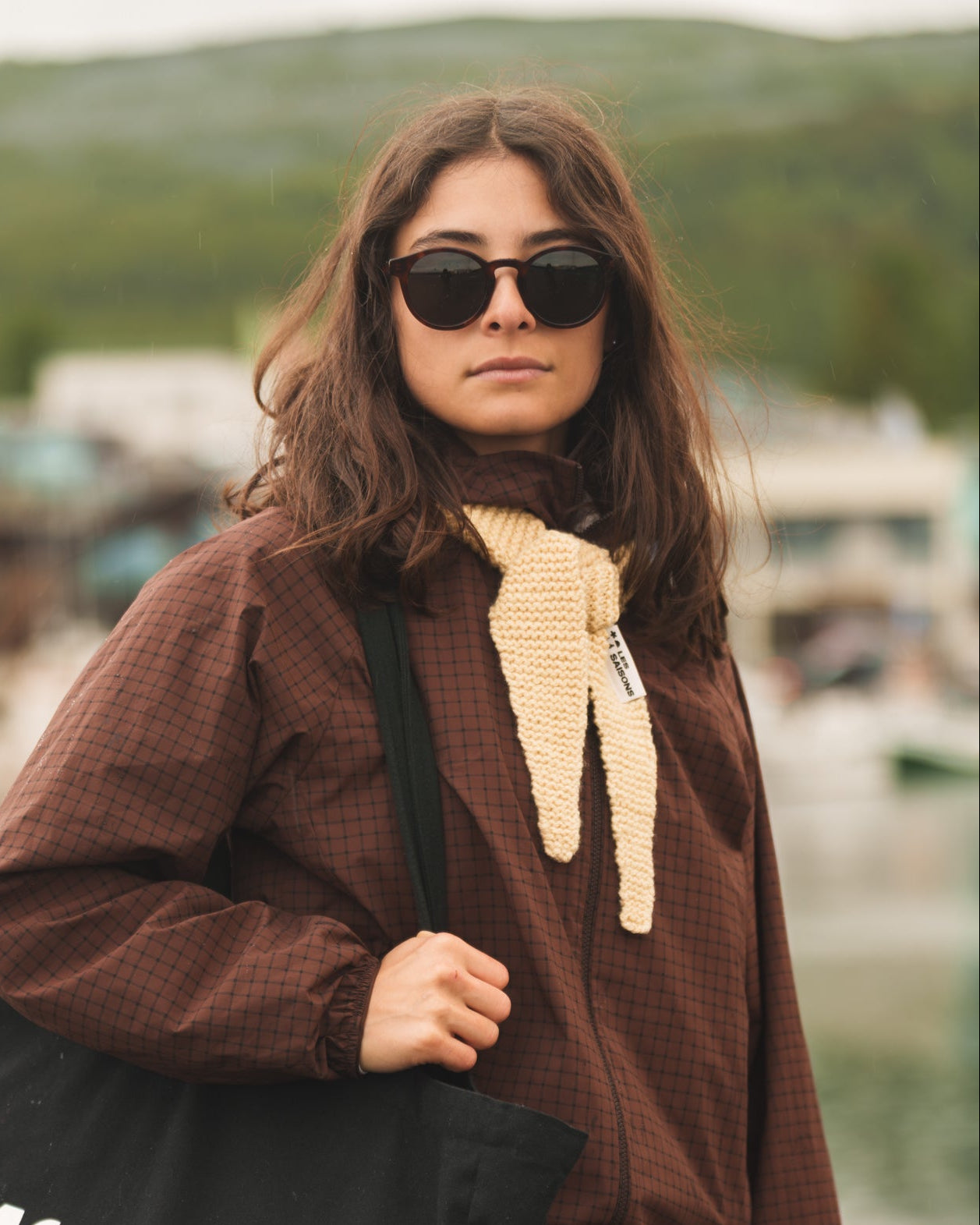 women wearing beige merino scarf les Saisons