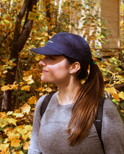 a Women with our fashion navy cap les Saisons into the outdoors