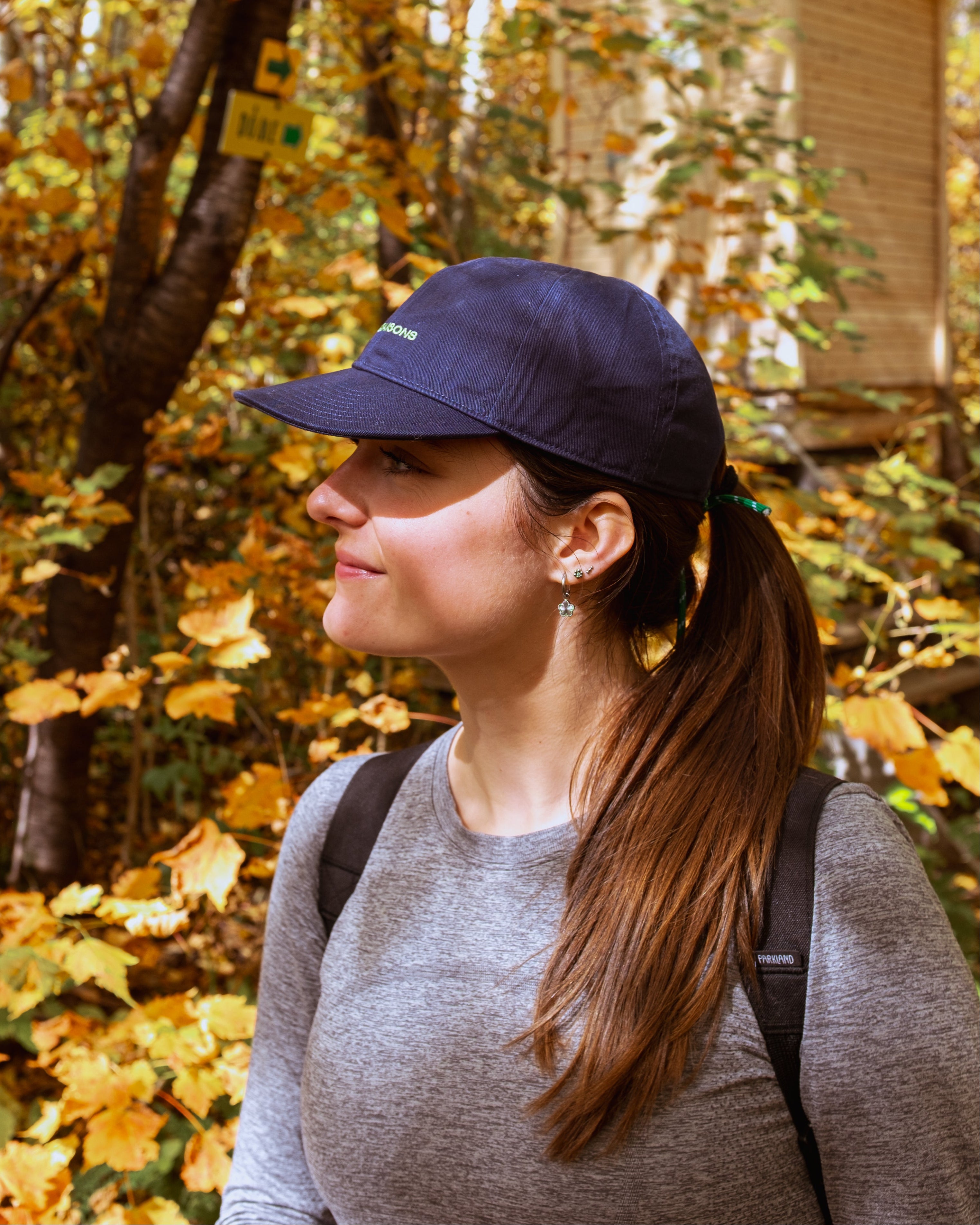 a Women with our fashion navy cap les Saisons into the outdoors