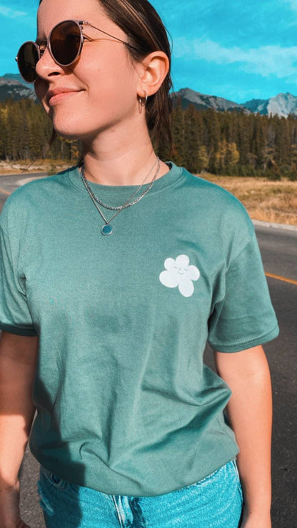 devant du t-shirt unisexe sauge avec fleur fait au Canada. Front of the unisex sage color tshirt made in Canada