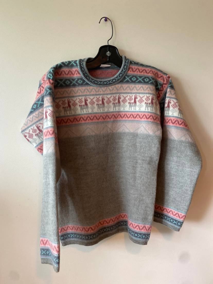Grey alpaca sweater with a pink pattern