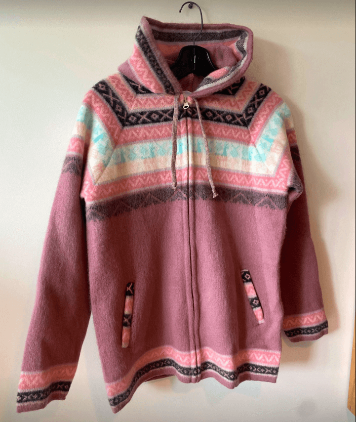 pink alpaca hoodie with a touch of blue, with pocket and cap